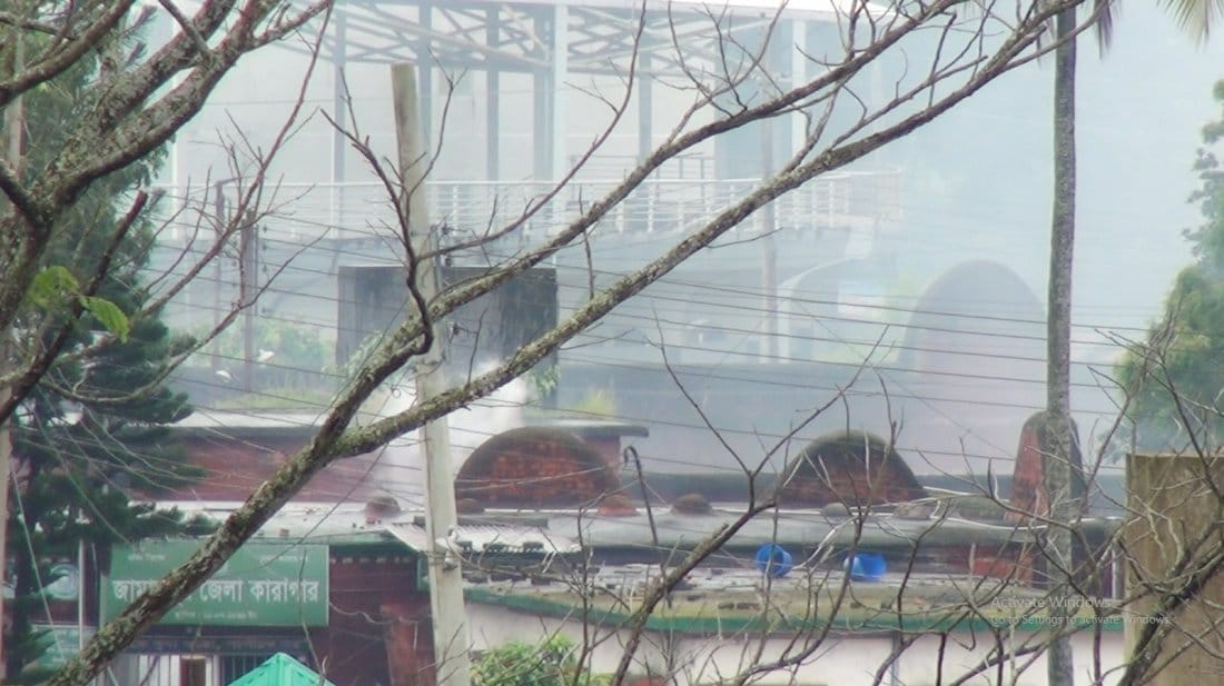 জামালপুর জেলা কারাগারে আগুন লাগানোর পর ধোঁয়ায় চারিদিক আচ্ছন্ন হয়ে পড়ে।