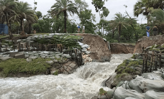 বেঙে গেছে সিকদার খালের বেড়িবাঁধে থাকা স্লুইসগেট