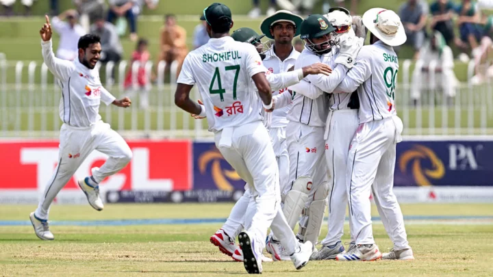 উইকেট নেয়ার পর বাংলাদেশ ক্রিকেট দলের উদযাপন। ছবি : এএফপি