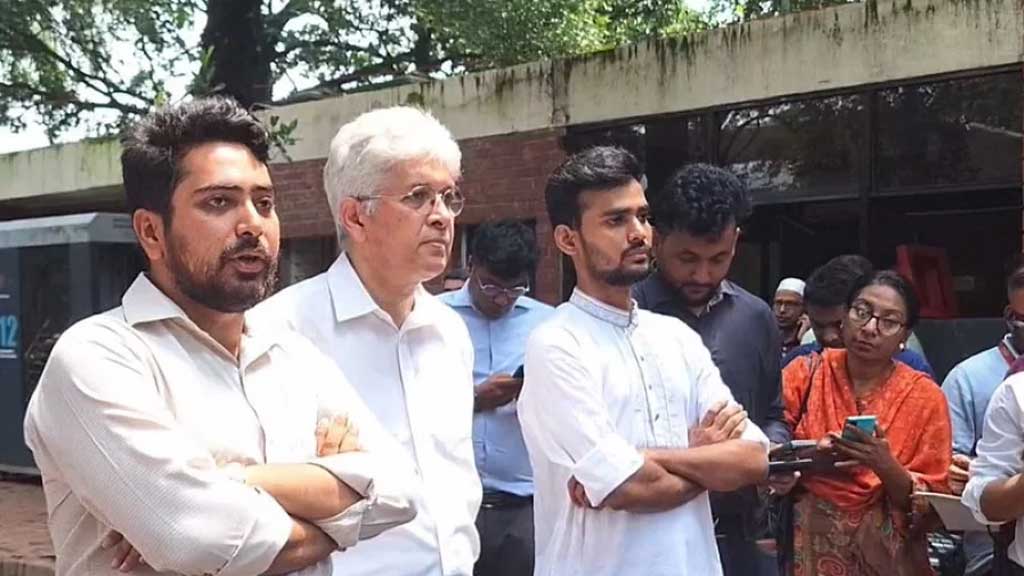 তথ্য ও সম্প্রচার এবং ডাক, টেলিযোগাযোগ ও তথ্যপ্রযুক্তি উপদেষ্টা নাহিদ ইসলাম, শিল্প, গণপূর্ত ও গৃহায়ন উপদেষ্টা আদিলুর রহমান খান এবং যুব ও ক্রীড়া উপদেষ্টা আসিফ মাহমুদ সজীব ভূঁইয়া শনিবার গণভবন পরিদর্শন শেষে সাংবাদিকদের সঙ্গে কথা বলেন।