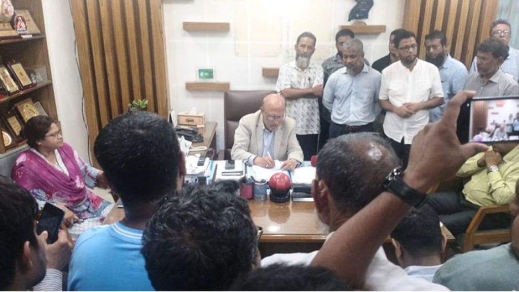 ওয়াসার এমডি এ কে এম ফজলুল্লাহর কক্ষে বিক্ষোভকারীরা।